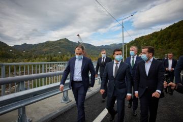 «Большое строительство» на Буковине: Владимир Зеленский осмотрел новые мосты через реку Черемош «Большое строительство» на Буковине: Владимир Зеленский осмотрел новые мосты через реку Черемош