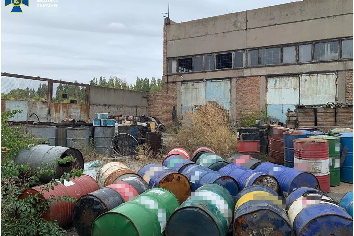 У Томаківському районі виявлено незаконне звалище токсичних відходів, які могли потрапити до Каховського водосховища