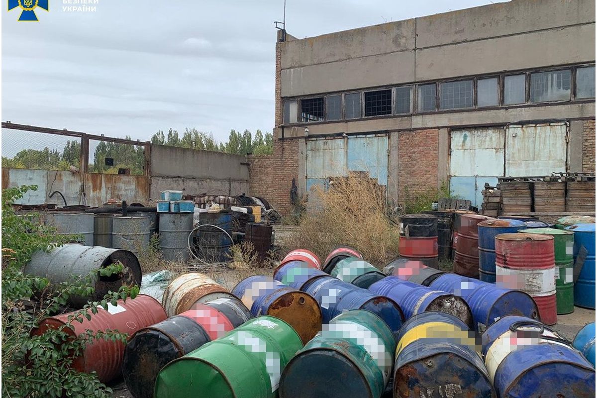 У Томаківському районі виявлено незаконне звалище токсичних відходів, які могли потрапити до Каховського водосховища У Томаківському районі виявлено незаконне звалище токсичних відходів, які могли потрапити до Каховського водосховища
