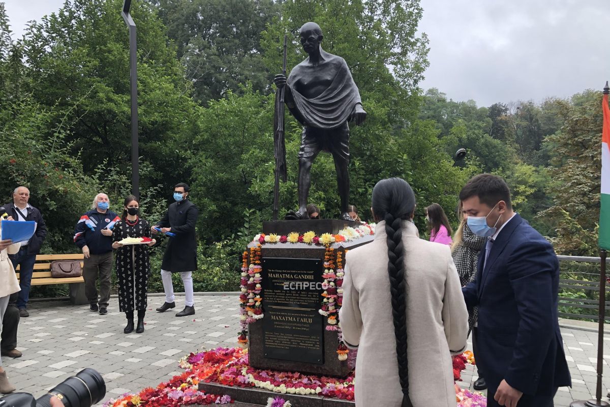 У Києві пройшло урочисте відкриття пам'ятника Махатмі Ганді У Києві пройшло урочисте відкриття пам'ятника Махатмі Ганді