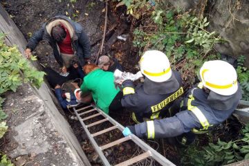 У Кам’янському рятувальники витягли зі стічної ями непритомного чоловіка У Кам’янському рятувальники витягли зі стічної ями непритомного чоловіка