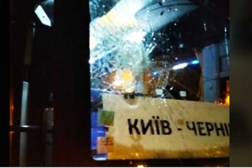 В Чернигове неизвестные напали на междугородний автобус  В Чернигове неизвестные напали на междугородний автобус