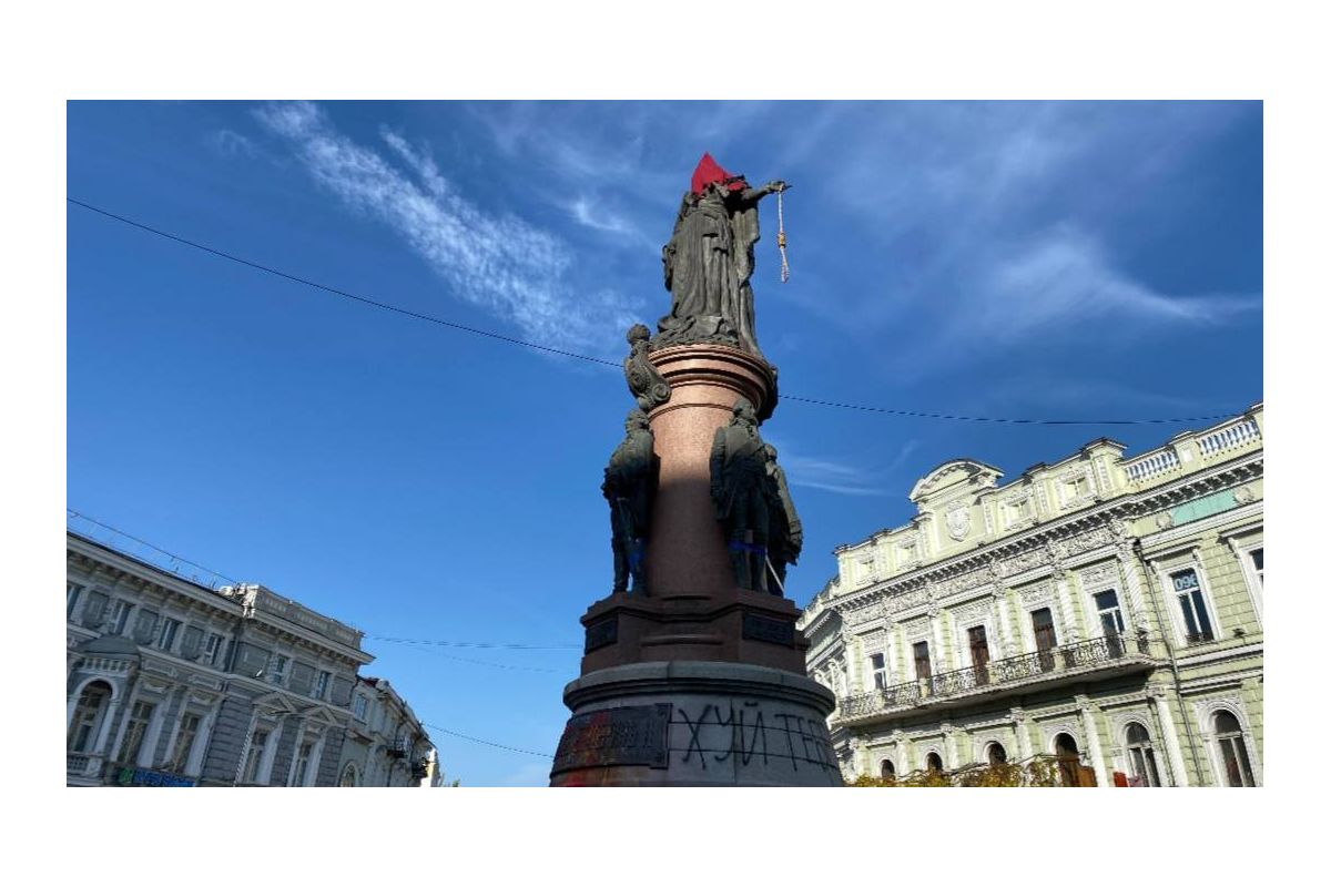 На пам'ятник Катерині II в центрі Одеси надягнули червоний ковпак ката, а на руку повісили зашморг На пам'ятник Катерині II в центрі Одеси надягнули червоний ковпак ката, а на руку повісили зашморг
