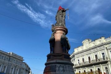 На пам'ятник Катерині II в центрі Одеси надягнули червоний ковпак ката, а на руку повісили зашморг На пам'ятник Катерині II в центрі Одеси надягнули червоний ковпак ката, а на руку повісили зашморг