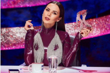 Жаркое видео: Потап вновь поцеловал Настю Каменских на глазах у всех. Жаркое видео: Потап вновь поцеловал Настю Каменских на глазах у всех.