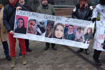 Громадські активісти пікетували шахрайський кол-центр, що розмістився в колишньому офісі 112 каналу на Дегтярівській Громадські активісти пікетували шахрайський кол-центр, що розмістився в колишньому офісі 112 каналу на Дегтярівській