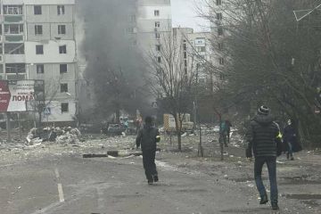 Російське вторгнення в Україну : Злочини Росії проти України: авіудар по житловому масиву в центрі Чернігова Російське вторгнення в Україну : Злочини Росії проти України: авіудар по житловому масиву в центрі Чернігова