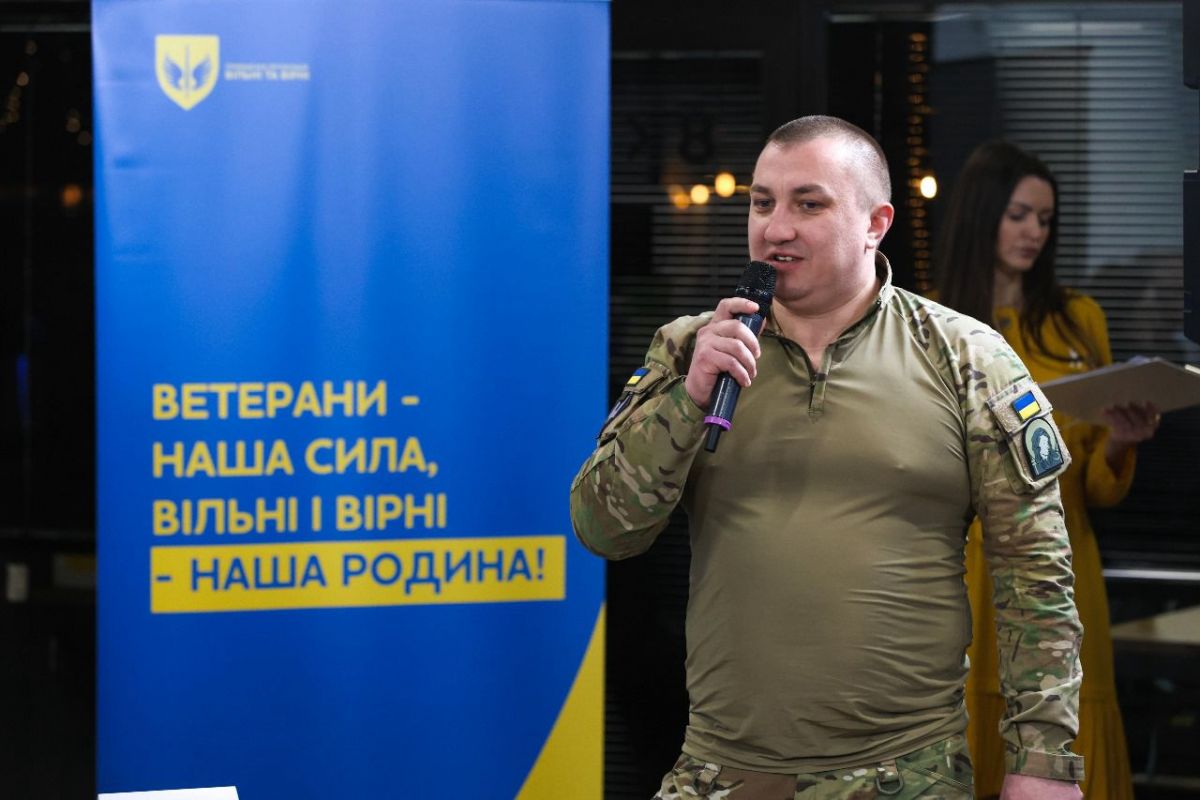 Громадські активісти адаптують американський досвід підтримки ветеранів до українських реалій. В Україні буде запроваджено американський досвід підтримки ветеранів війни. Громадські активісти адаптують американський досвід підтримки ветеранів до українських реалій. В Україні буде запроваджено американський досвід підтримки ветеранів війни.