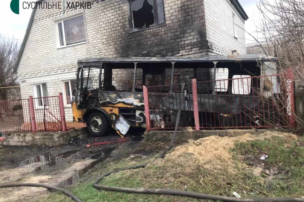 У Балаклії на Харківщині російські військові обстріляли один з евакуаційних автобусів У Балаклії на Харківщині російські військові обстріляли один з евакуаційних автобусів