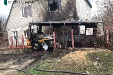 У Балаклії на Харківщині російські військові обстріляли один з евакуаційних автобусів У Балаклії на Харківщині російські військові обстріляли один з евакуаційних автобусів