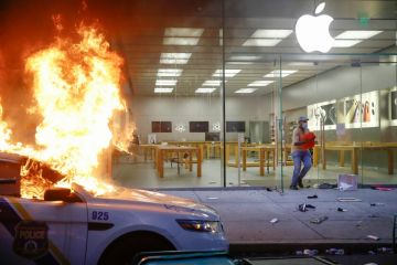 В США протестующие разграбили Apple Store, но компания их перехитрила  В США протестующие разграбили Apple Store, но компания их перехитрила