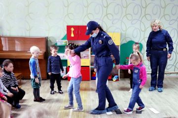 Охоронці Феміди Миколаєва навчали дітлахів дорожньої грамоти Охоронці Феміди Миколаєва навчали дітлахів дорожньої грамоти