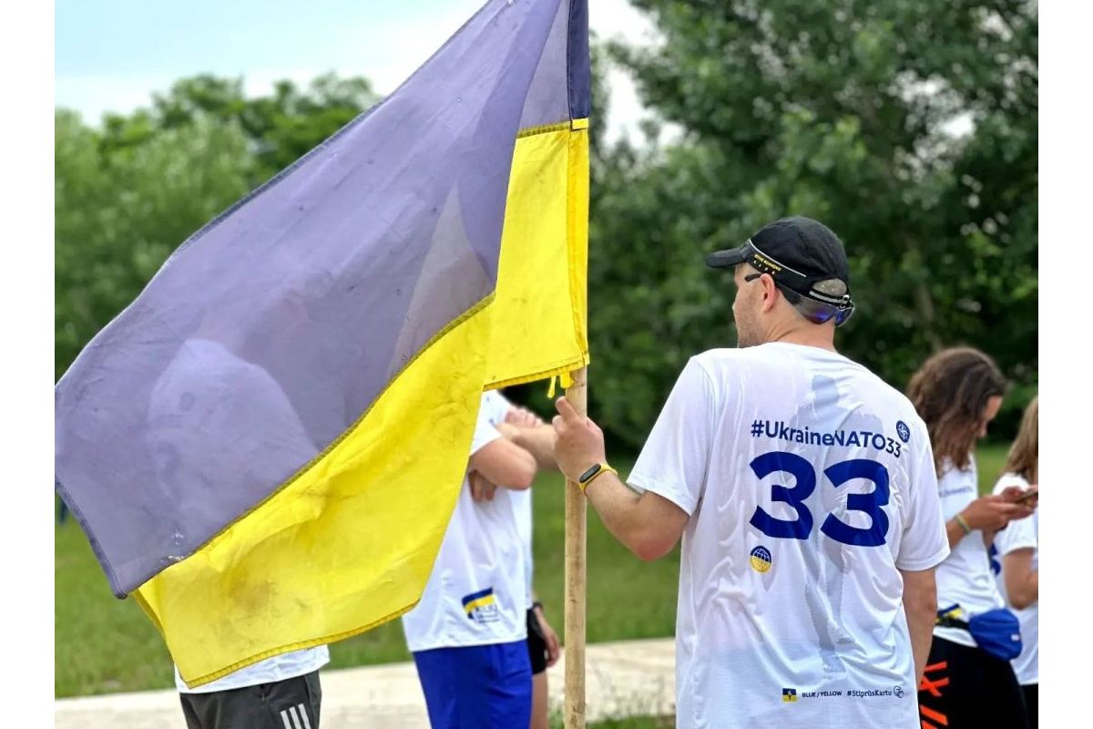 На саміт НАТО передали український прапор із Бахмута На саміт НАТО передали український прапор із Бахмута