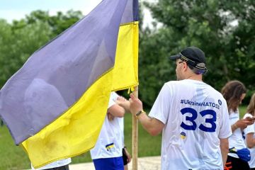 На саміт НАТО передали український прапор із Бахмута На саміт НАТО передали український прапор із Бахмута