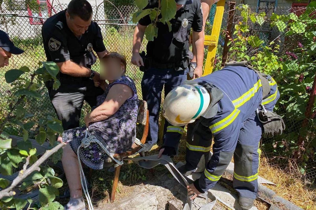 У Кам’янському врятували жінку, яка впала у колодязь