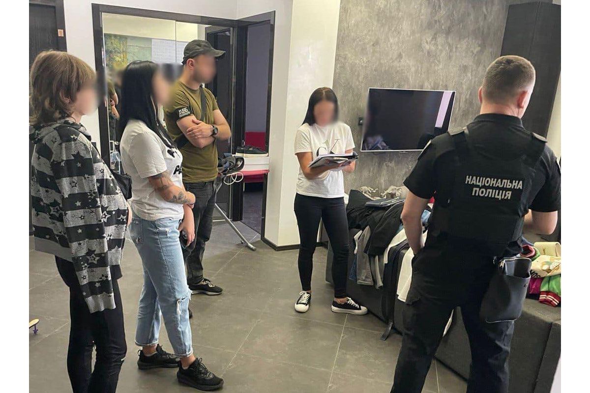 На Київщині викрито та повідомлено про підозру 5 учасникам злочинної організації, які налагодили нелегальний бізнес з надання послуг сексуального характеру На Київщині викрито та повідомлено про підозру 5 учасникам злочинної організації, які налагодили нелегальний бізнес з надання послуг сексуального характеру