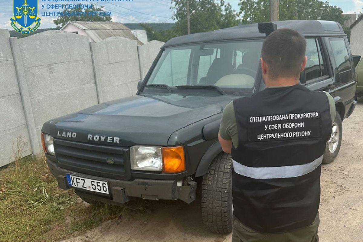 Затримано мешканця Київщини, який продавав військовослужбовцям автомобілі, отримані як гуманітарна допомога Затримано мешканця Київщини, який продавав військовослужбовцям автомобілі, отримані як гуманітарна допомога