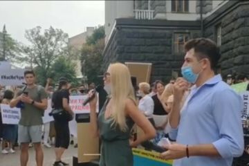 Оля Полякова та 100 інших мітингарів прагнуть припинити дискримінацію за бізнес-ознакою Оля Полякова та 100 інших мітингарів прагнуть припинити дискримінацію за бізнес-ознакою