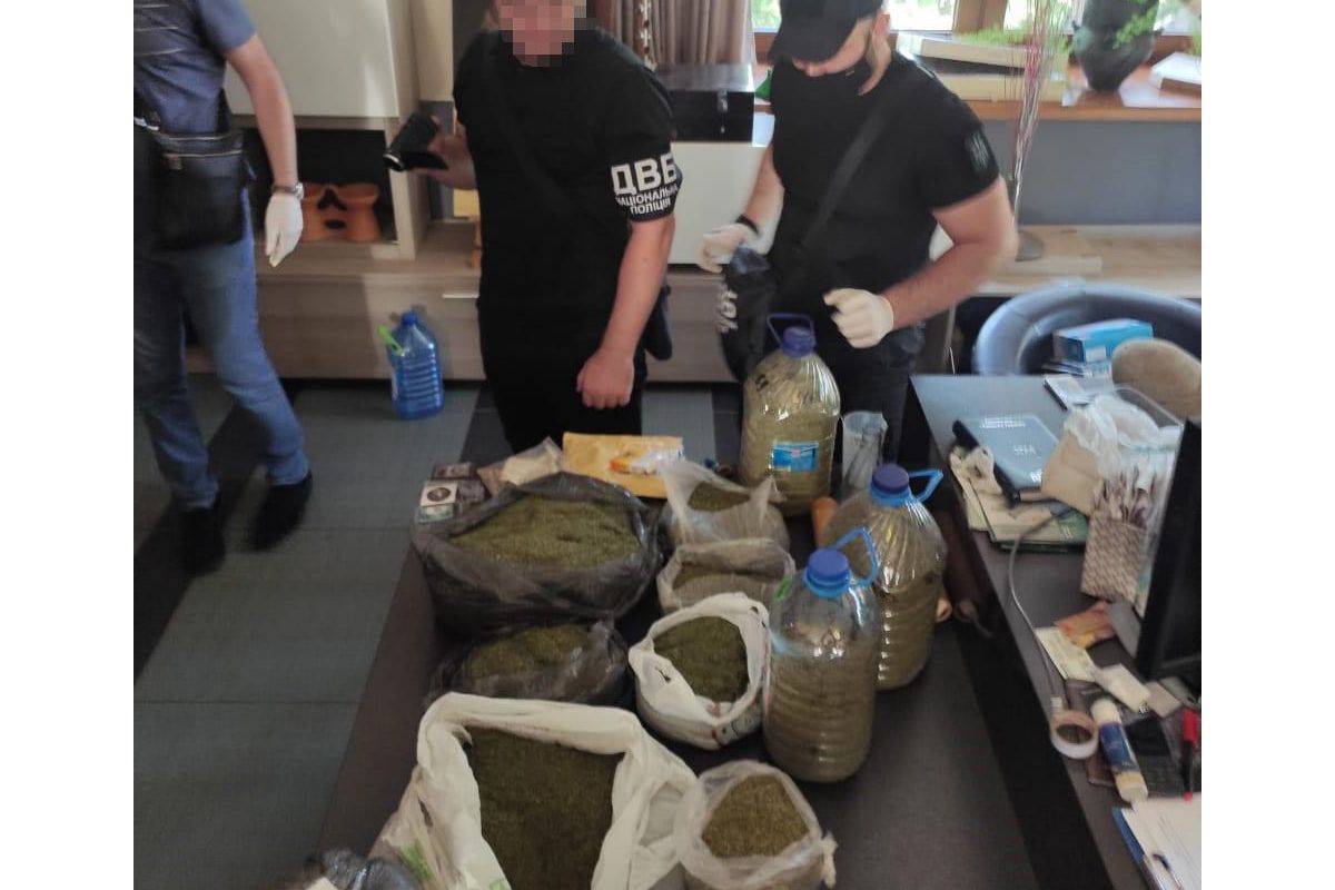 На Дніпропетровщині поліція вилучила у наркозбувача понад 14 кг канабісу На Дніпропетровщині поліція вилучила у наркозбувача понад 14 кг канабісу