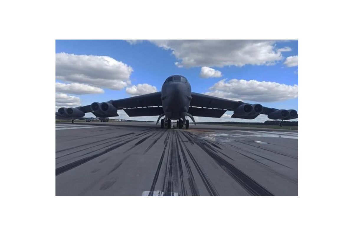 До Польщі прибув американський далекий бомбардувальник B-52, чим похвалився у соцмережах міністр оборони Маріуш Блащак До Польщі прибув американський далекий бомбардувальник B-52, чим похвалився у соцмережах міністр оборони Маріуш Блащак