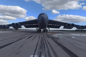 ​До Польщі прибув американський далекий бомбардувальник B-52, чим похвалився у соцмережах міністр оборони Маріуш Блащак