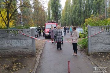 У Кривому Розі зі школи евакуювали майже тисячу осіб через «замінування» У Кривому Розі зі школи евакуювали майже тисячу осіб через «замінування»