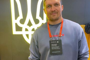 Олександр Усик: "Український народ - це і є світло, яке світить на весь світ" Олександр Усик: "Український народ - це і є світло, яке світить на весь світ"