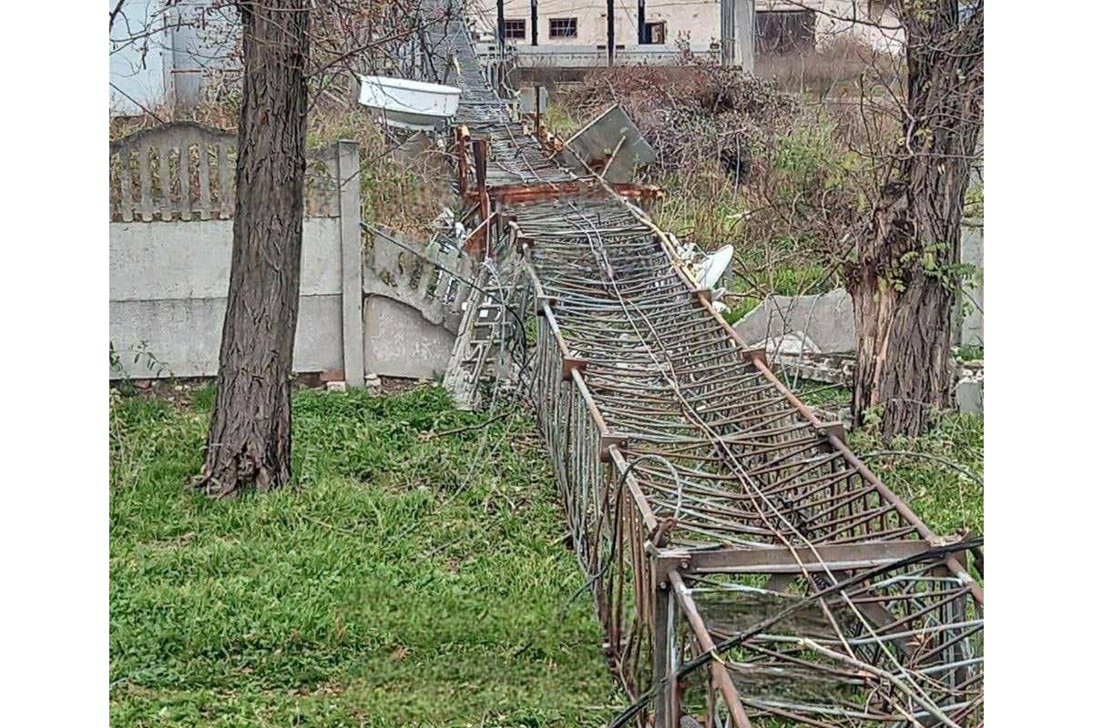 Повідомляють, що на Херсонщині, окупанти на правому березі Дніпра підривають вишки стільникового зв'язку