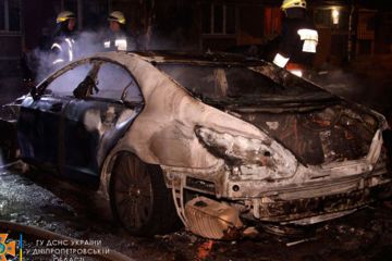 У Дніпрі горіли одразу кілька машин. Постраждалих немає У Дніпрі горіли одразу кілька машин. Постраждалих немає