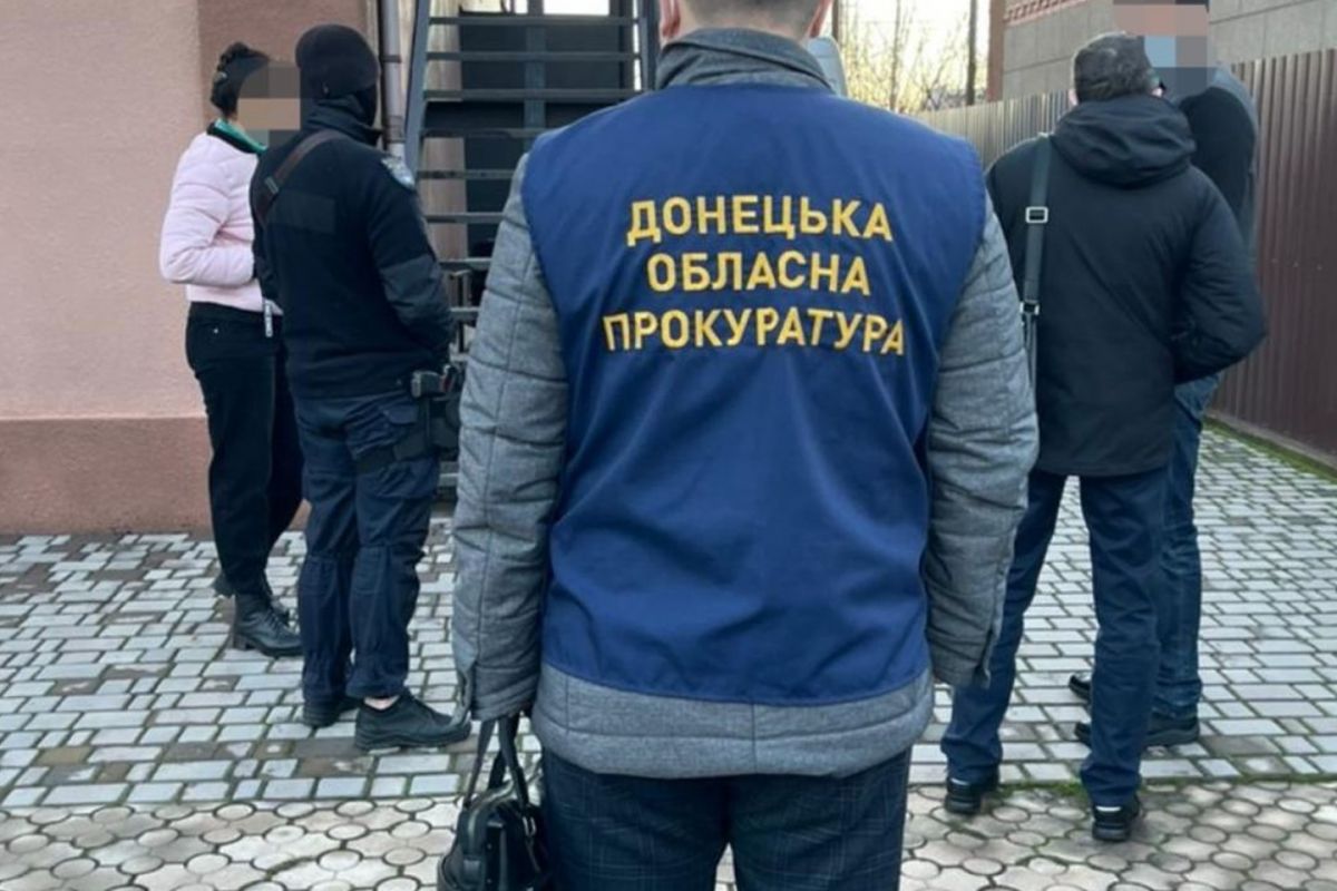 Заробляли на людському горі - двом маріупольцям повідомлено про підозру у використанні конфіденційної інформації про померлих осіб Заробляли на людському горі - двом маріупольцям повідомлено про підозру у використанні конфіденційної інформації про померлих осіб