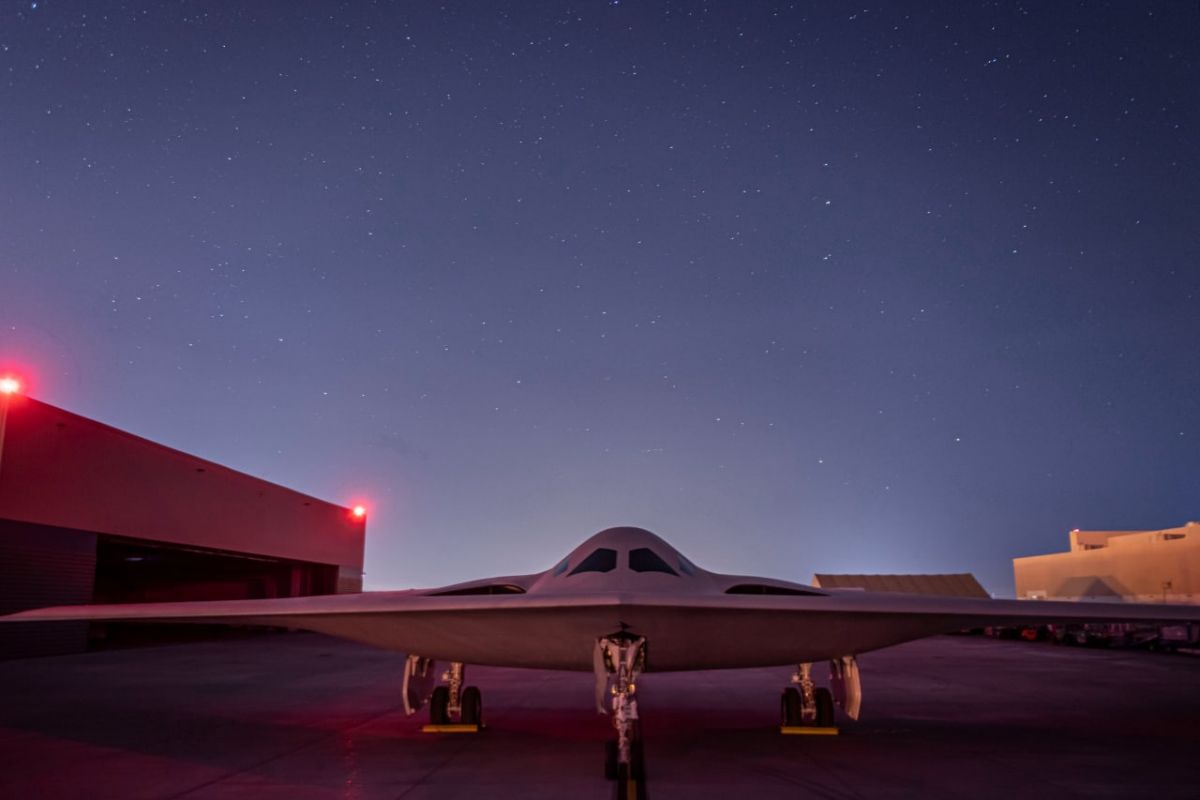 США показали стратегічний бомбардувальник нового покоління B-21 Raider: він здатний нести ядерну зброю і створений за технологією "стелс" США показали стратегічний бомбардувальник нового покоління B-21 Raider: він здатний нести ядерну зброю і створений за технологією "стелс"