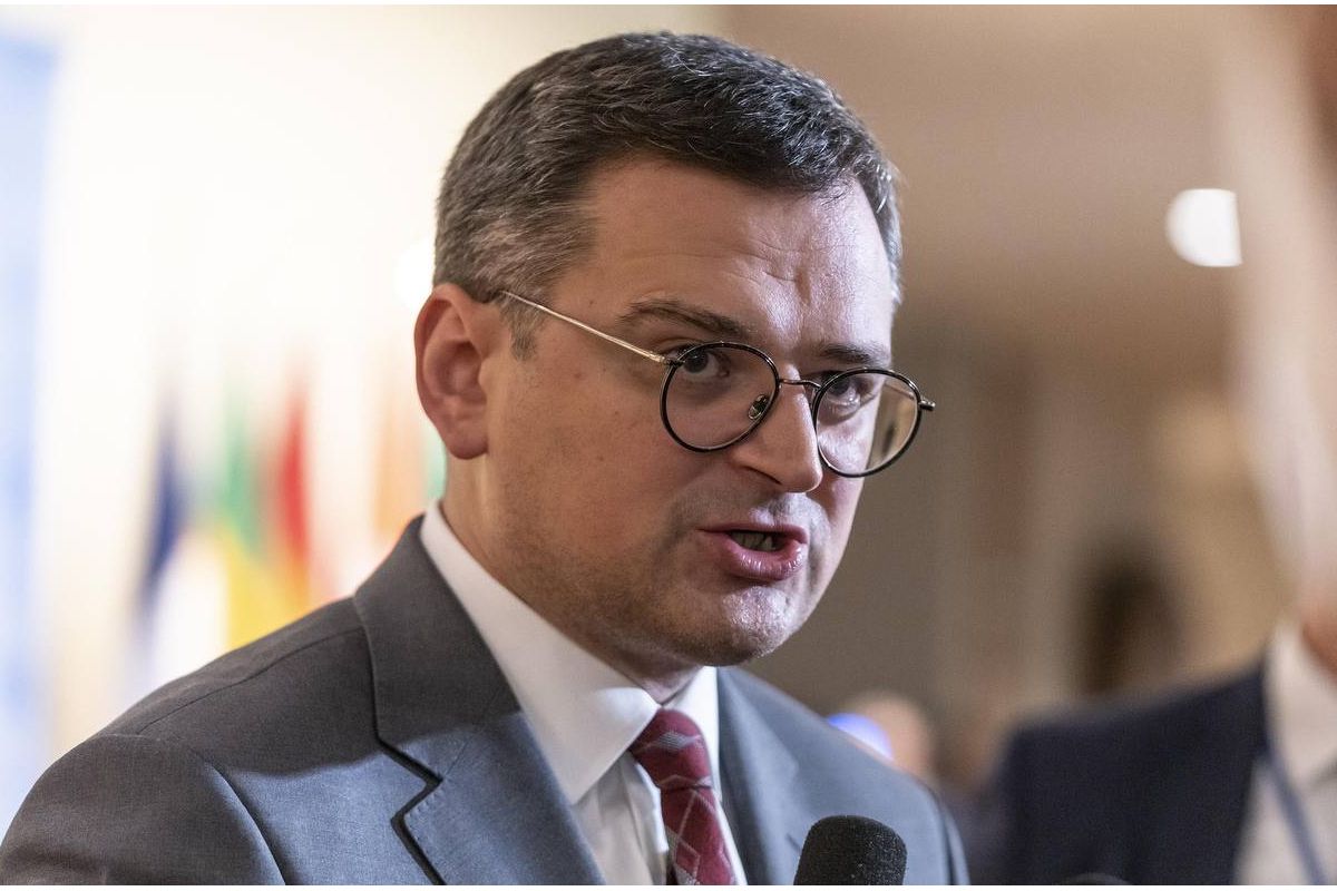 Західні посольства залишаються в Києві, незважаючи на чутки про можливий наступ, повідомив голова МЗС Дмитро Кулеба в інтерв'ю BBC News Західні посольства залишаються в Києві, незважаючи на чутки про можливий наступ, повідомив голова МЗС Дмитро Кулеба в інтерв'ю BBC News