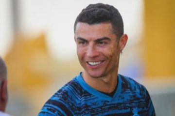 Кріштіану Роналду забив дебютний гол за Аль-Наср. Він на останніх хвилинах врятував нічию з Аль-Фатех Кріштіану Роналду забив дебютний гол за Аль-Наср. Він на останніх хвилинах врятував нічию з Аль-Фатех