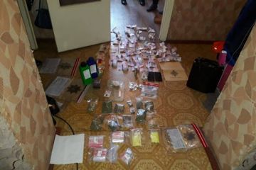 Ніби сюжет серіалу: в Дніпрі поліція розкрила діяльність наркодилерів, які намагалися варити наркотики в гаражі! Ніби сюжет серіалу: в Дніпрі поліція розкрила діяльність наркодилерів, які намагалися варити наркотики в гаражі!