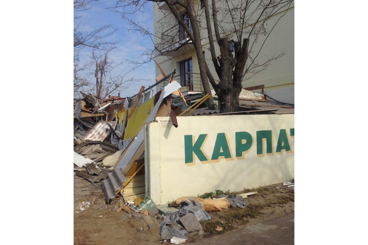 В Затоке титушки ворвались на базу отдыха и снесли магазин (фото, видео)