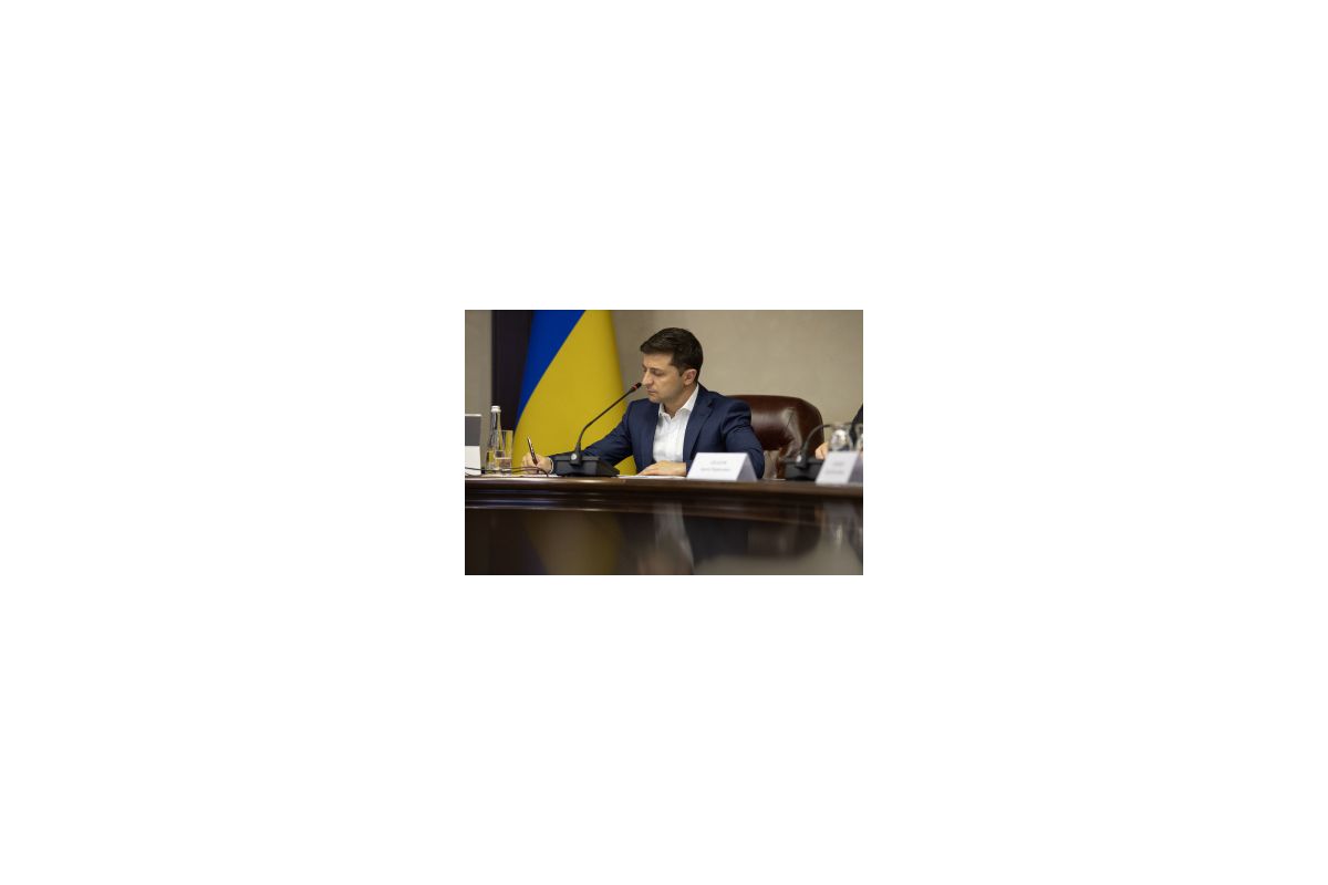 Додаткові соціальні та економічні гарантії українцям - Президент України Володимир Зеленський підписав закон у зв’язку з поширенням коронавірусу Додаткові соціальні та економічні гарантії українцям - Президент України Володимир Зеленський підписав закон у зв’язку з поширенням коронавірусу