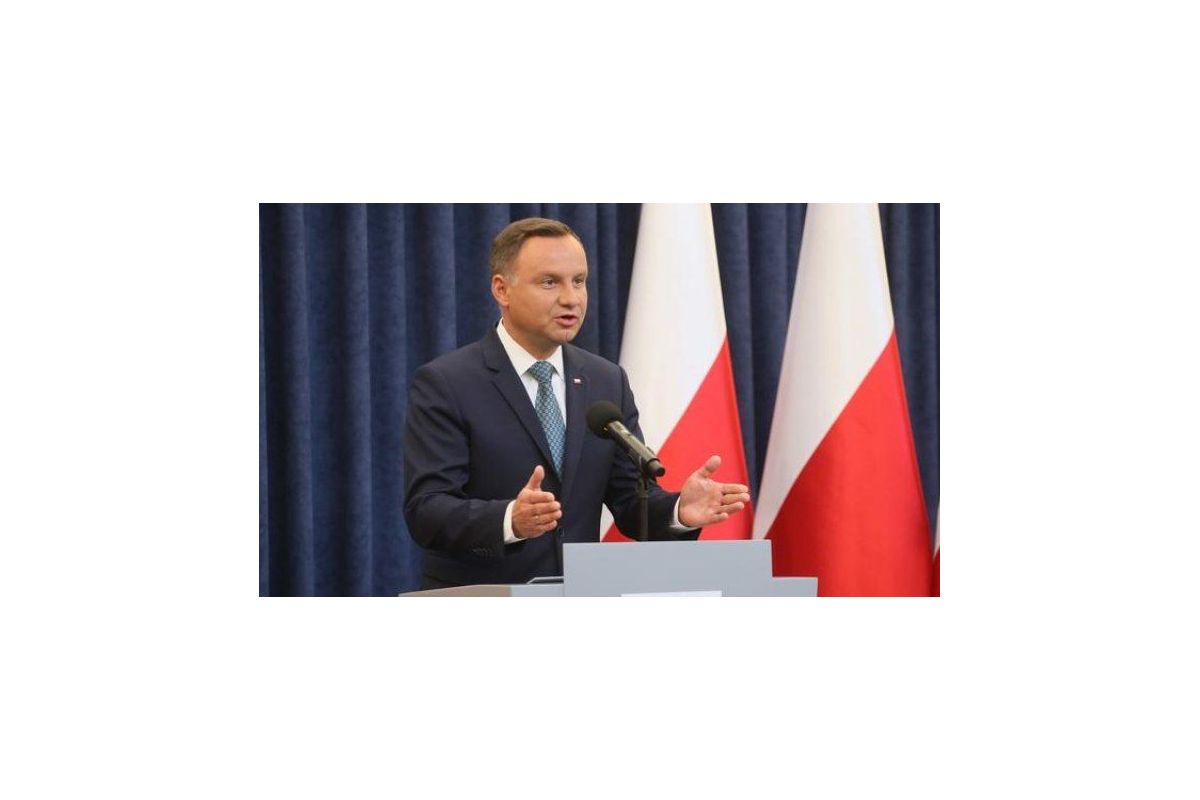 Дуда після знімків з Бучі: «Україні потрібна насамперед зброя» Дуда після знімків з Бучі: «Україні потрібна насамперед зброя»