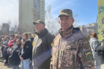 Російське вторгнення в Україну : Мінна небезпека зберігається на околицях Києва там, де велися бойові дії. Російське вторгнення в Україну : Мінна небезпека зберігається на околицях Києва там, де велися бойові дії.