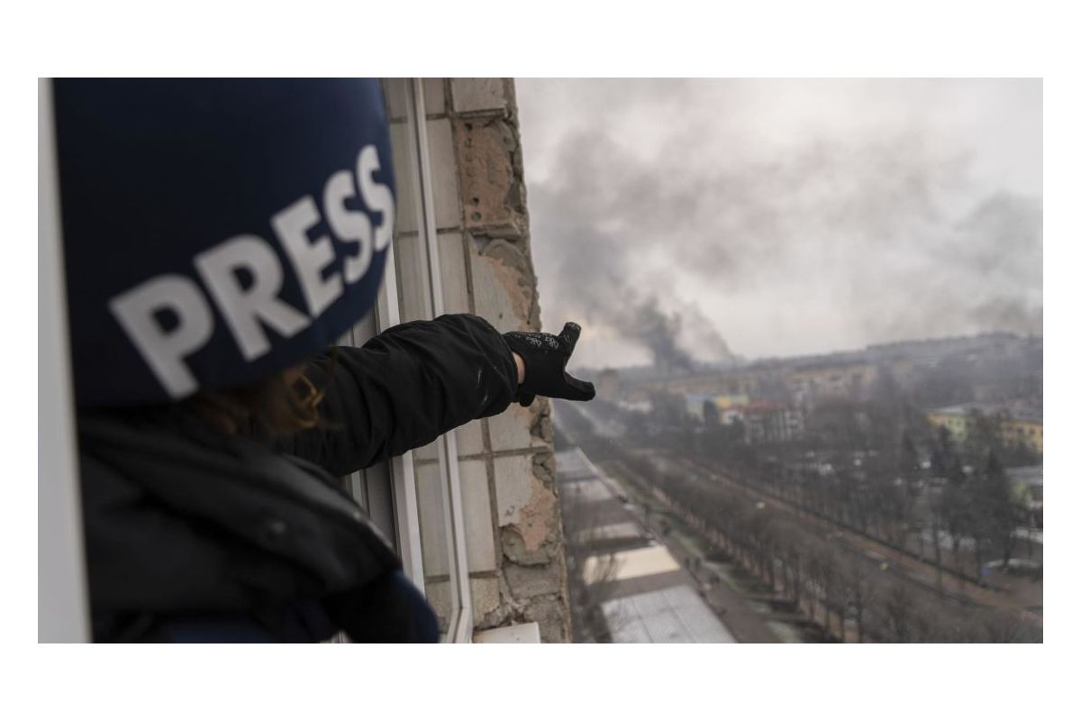 Російське вторгнення в Україну : Журналісти Associated Press поспілкувалися з 23 людьми, яким вдалося вижити під час бомбардування драмтеатру у Маріуполі Російське вторгнення в Україну : Журналісти Associated Press поспілкувалися з 23 людьми, яким вдалося вижити під час бомбардування драмтеатру у Маріуполі