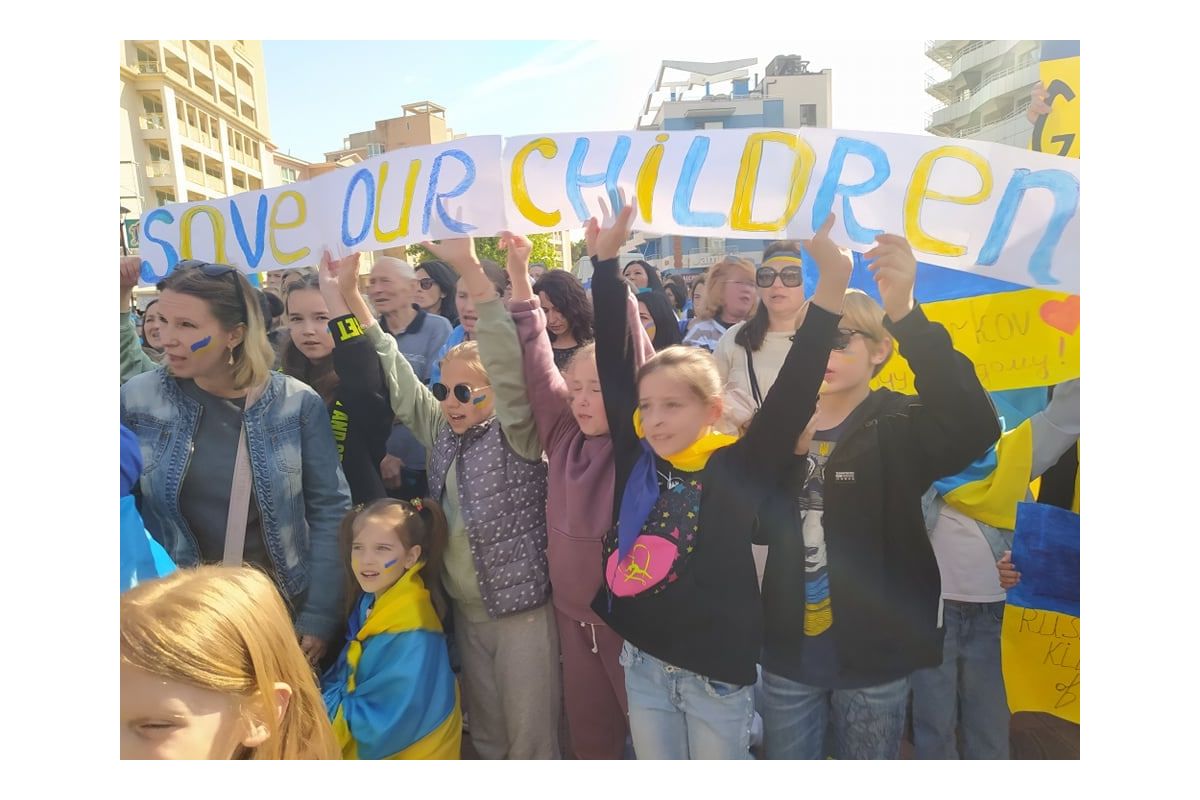 Російське вторгнення в Україну : У найбільшому болгарському курорті Сонячний Берег пройшла акція, організована українками та їхніми дітьми, які виїхали до Болгарії. Російське вторгнення в Україну : У найбільшому болгарському курорті Сонячний Берег пройшла акція, організована українками та їхніми дітьми, які виїхали до Болгарії.