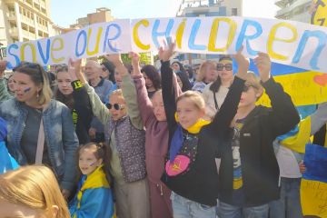 Російське вторгнення в Україну : У найбільшому болгарському курорті Сонячний Берег пройшла акція, організована українками та їхніми дітьми, які виїхали до Болгарії. Російське вторгнення в Україну : У найбільшому болгарському курорті Сонячний Берег пройшла акція, організована українками та їхніми дітьми, які виїхали до Болгарії.