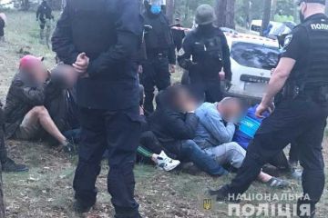 Под Харьковом люди с топорами и оружием набросились на "копов", началась стрельба Под Харьковом люди с топорами и оружием набросились на "копов", началась стрельба