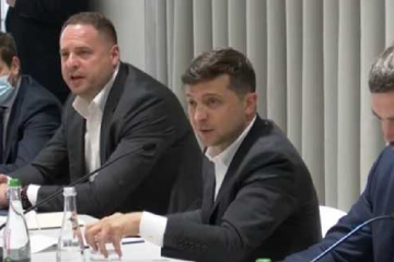 “Женя, слушай меня”: Зеленский позвонил главе “Укрэксимбанка” в прямом эфире  “Женя, слушай меня”: Зеленский позвонил главе “Укрэксимбанка” в прямом эфире