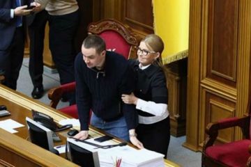 Тимошенко в Раде переписывалась о "государстве" Авакова и "полном провале в Германии"  Тимошенко в Раде переписывалась о "государстве" Авакова и "полном провале в Германии"