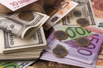 ​Курс валют Нацбанка на 4 июня. Перед выходными евро подешевел на 8 копеек, а доллар застыл на месте