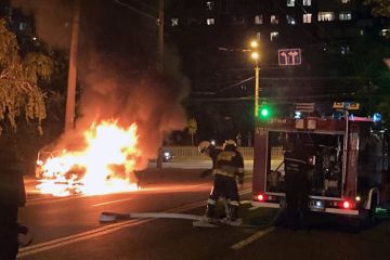 У Дніпрі згоріло дві автівки: одна зайнялася під час руху У Дніпрі згоріло дві автівки: одна зайнялася під час руху