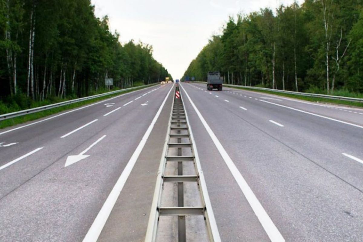 Нові швидкісні траси мають будуватися зі звуженою крайньою лівою смугою та розширеною зупинковою Нові швидкісні траси мають будуватися зі звуженою крайньою лівою смугою та розширеною зупинковою
