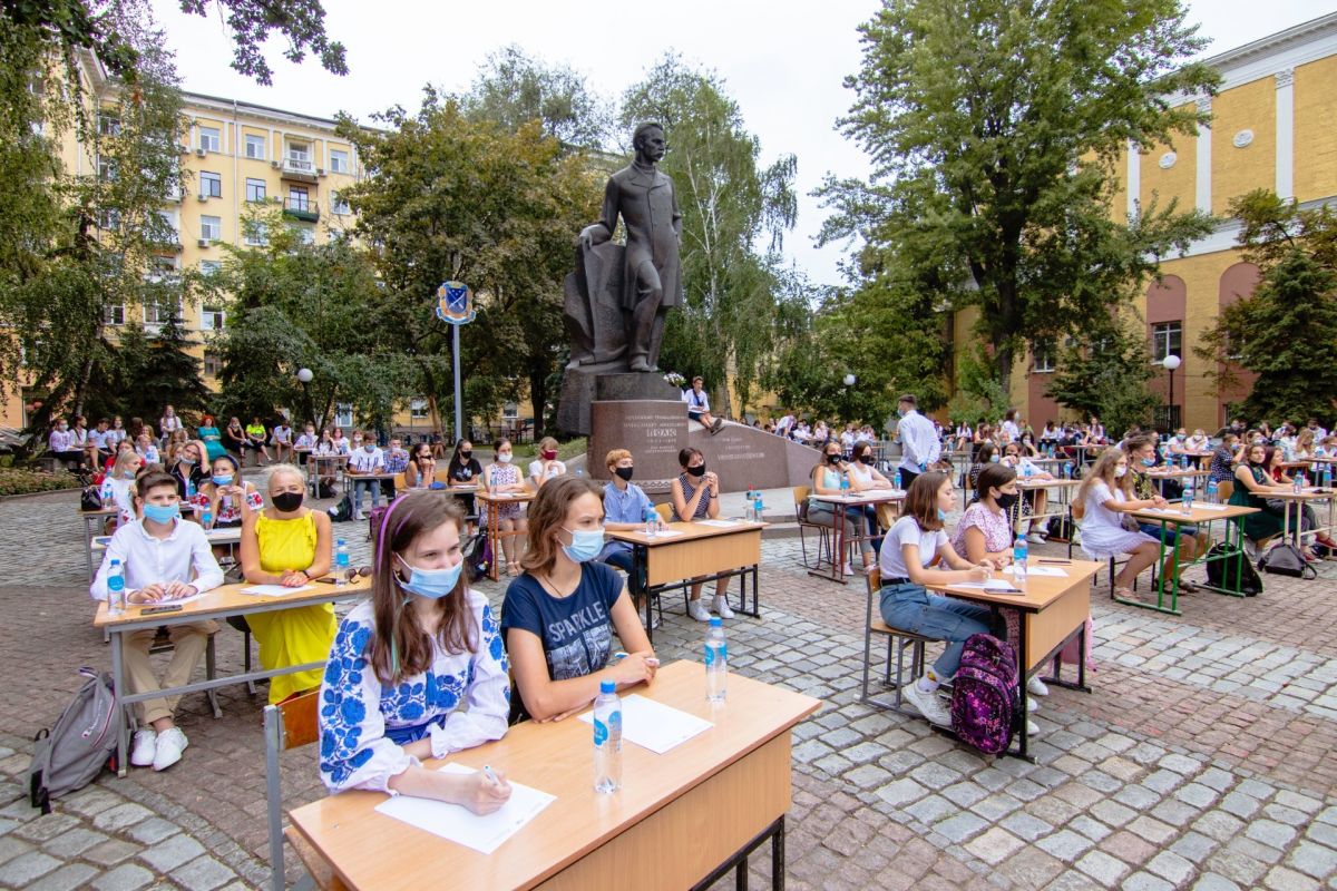 У Дніпрі понад 200 мешканців написали диктант під відкритим небом У Дніпрі понад 200 мешканців написали диктант під відкритим небом