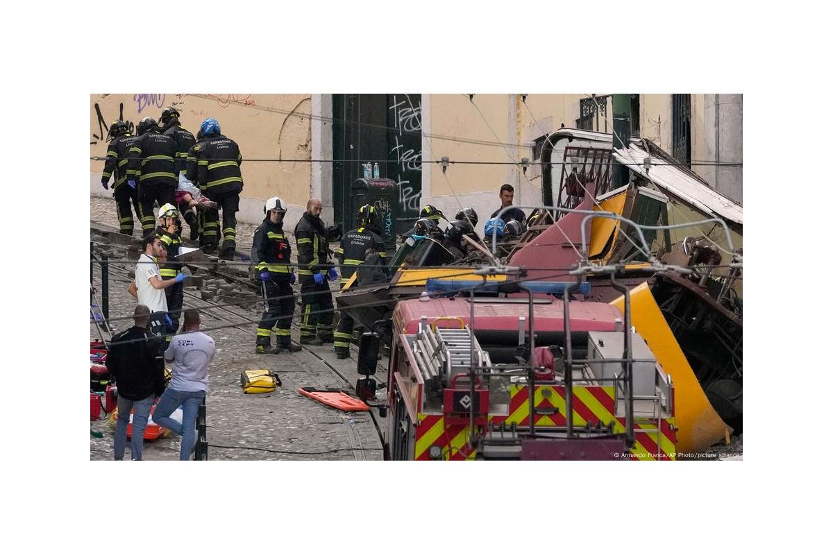 У Лісабоні зійшов з рейок туристичний фунікулер: 15 загиблих У Лісабоні зійшов з рейок туристичний фунікулер: 15 загиблих