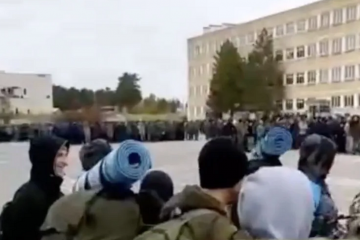 Не одягли, не обули і тупо вчать марширувати: мобілізований показав як їх готують до концеру Кобзона (відео) Не одягли, не обули і тупо вчать марширувати: мобілізований показав як їх готують до концеру Кобзона (відео)